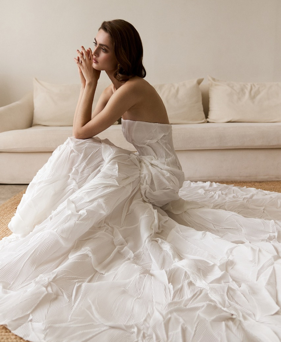 Свадебное платье-рыбка из дизайнерской жатой ткани фото