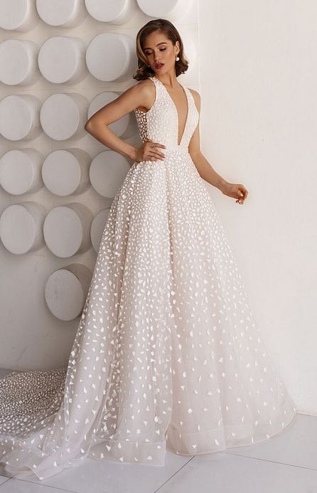 Пудровое свадебное платье с v-вырезом фото