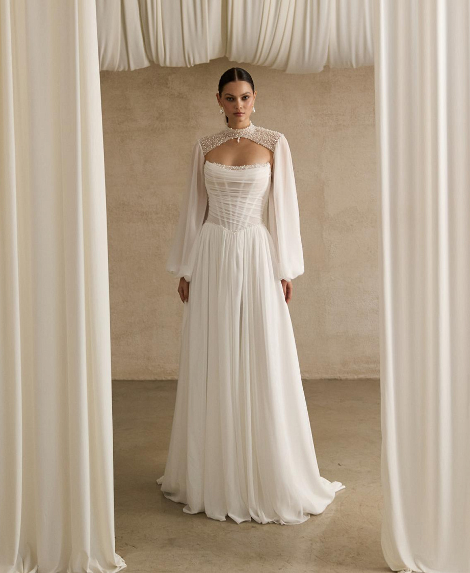 Шифоновое свадебное платье с жемчугом на корсете фото