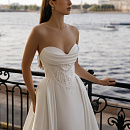 Атласное свадебное платье с объемной вышивкой фото