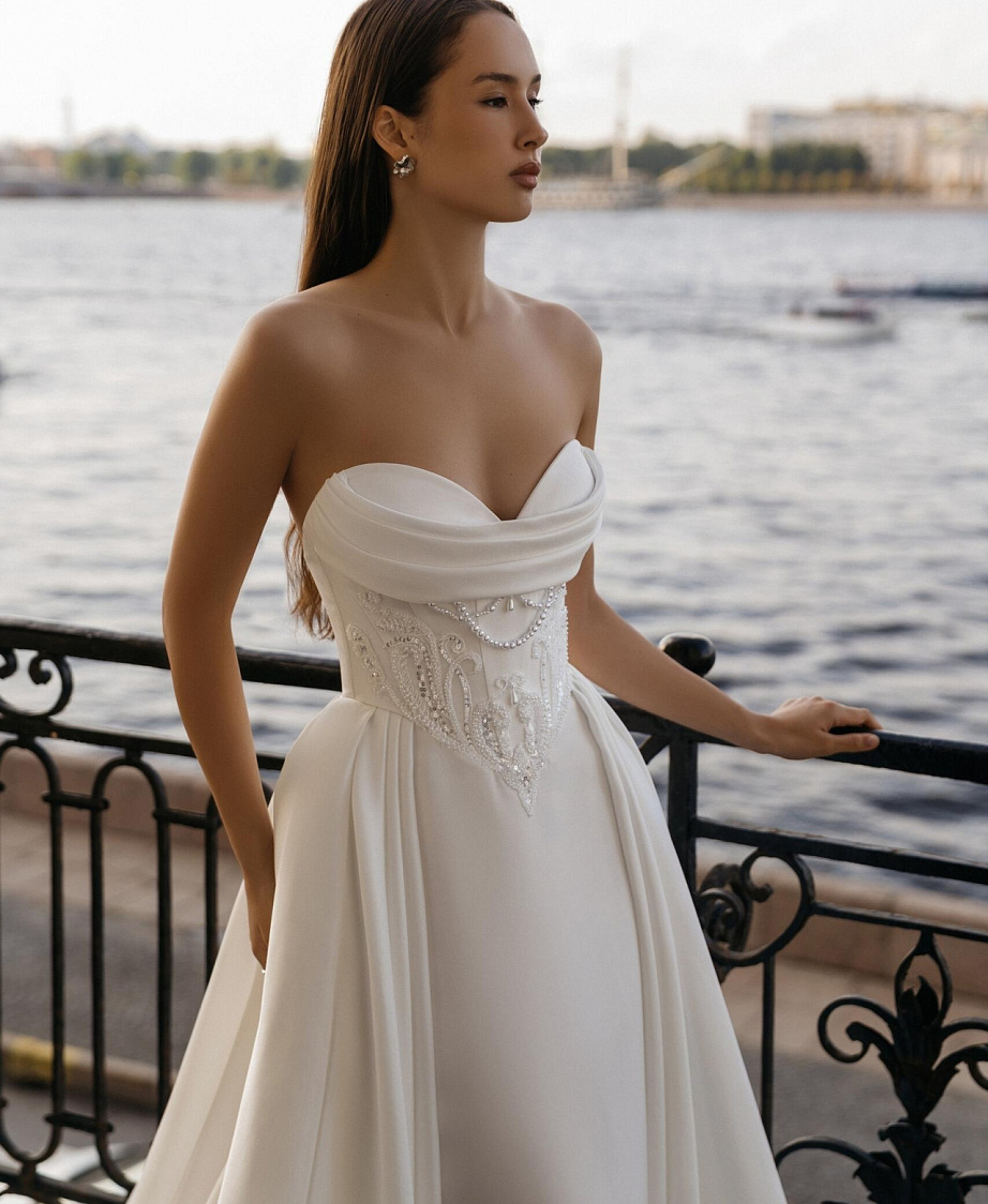 Атласное свадебное платье с объемной вышивкой фото