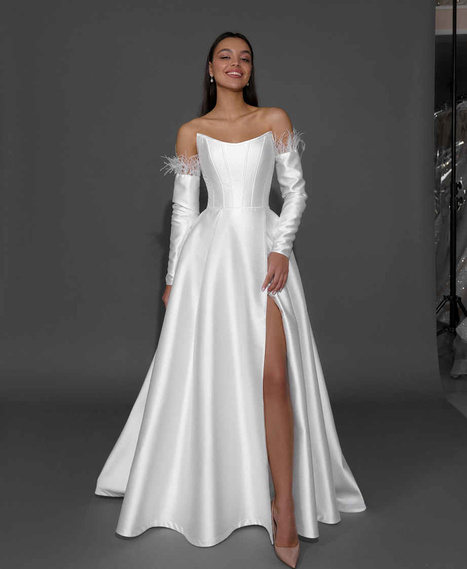 Атласное свадебное платье на корсете с митенками фото