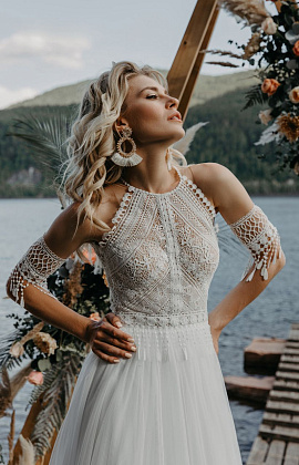 Нежное свадебное платье с кружевным верхом фото