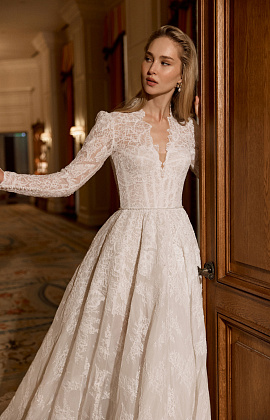 Закрытое кружевное свадебное платье cо шлейфом фото