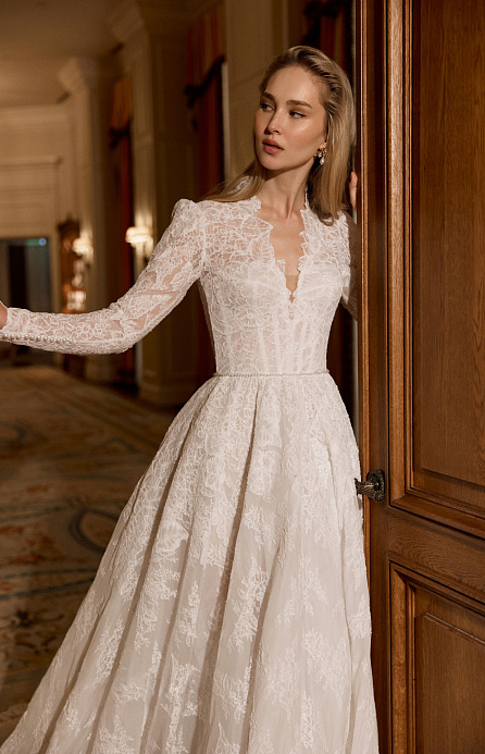 Закрытое кружевное свадебное платье cо шлейфом фото
