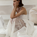 Эффектное свадебное платье из микадо с кружевной юбкой фото