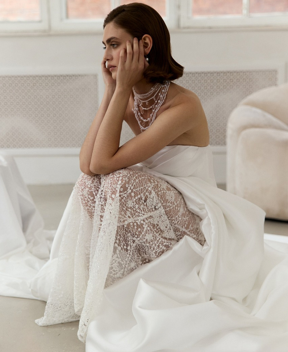 Эффектное свадебное платье из микадо с кружевной юбкой фото