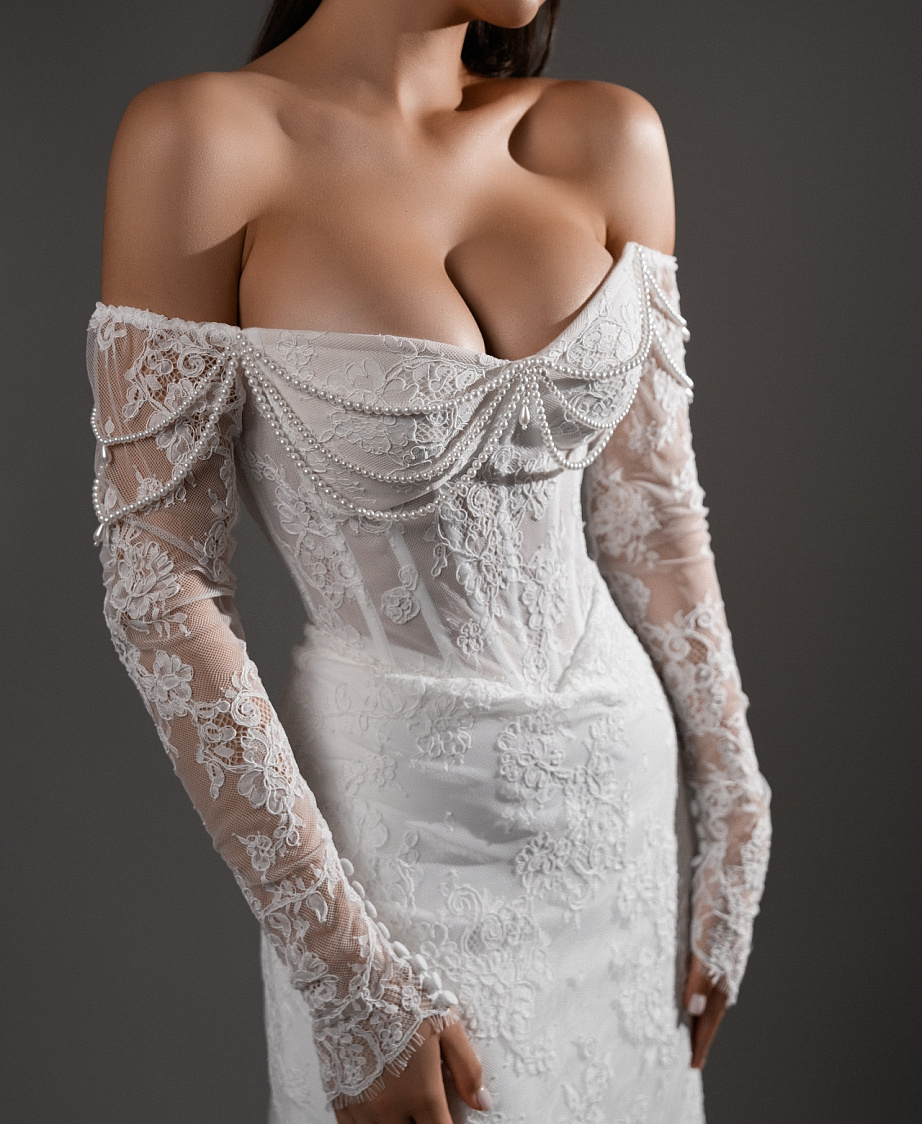 Кружевное свадебное платье русалка с декором из бус фото