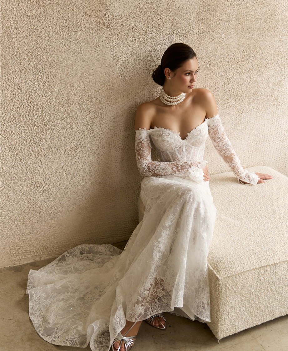 Кружевное свадебное платье с рукавами и съемным шлейфом фото