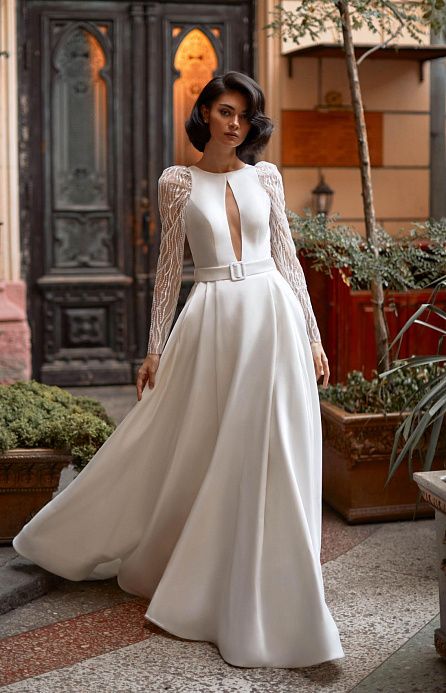 Атласное свадебное платье с ажурными рукавами фото