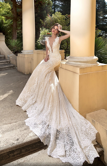 Кружевная русалка с красивым декольте фото