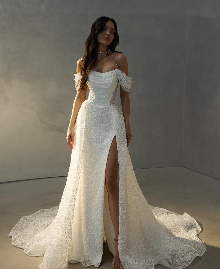 Кружевное платье-русалка с бисером и со съемным шлейфом фото