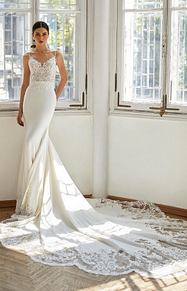 Свадебное платье русалка с длинным кружевным шлейфом фото