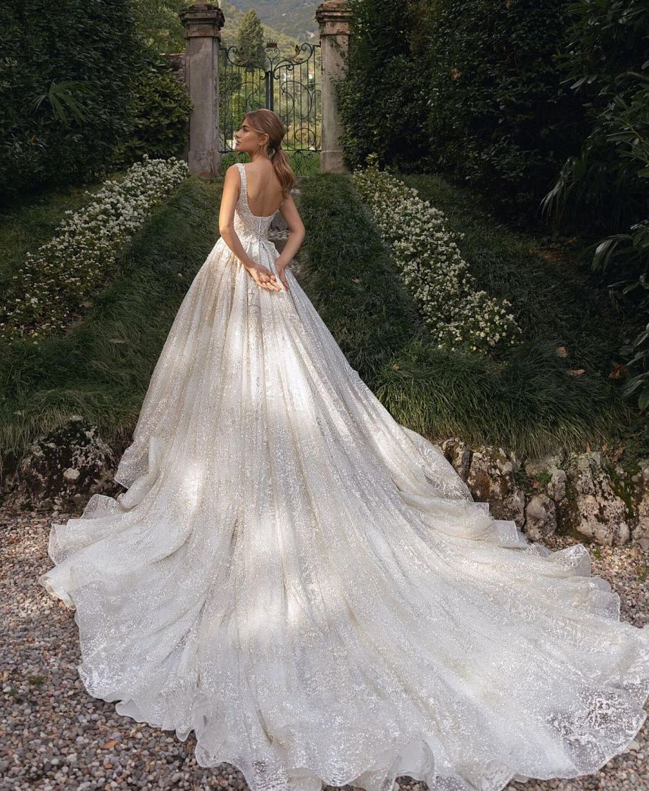 Роскошное свадебное платье с длинным шлейфом фото