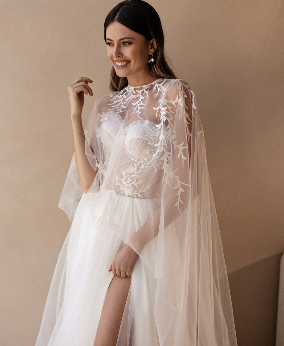 Легкое свадебное платье со съемным кейпом фото