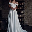 Прямое атласное свадебное платье со спущенными плечиками фото