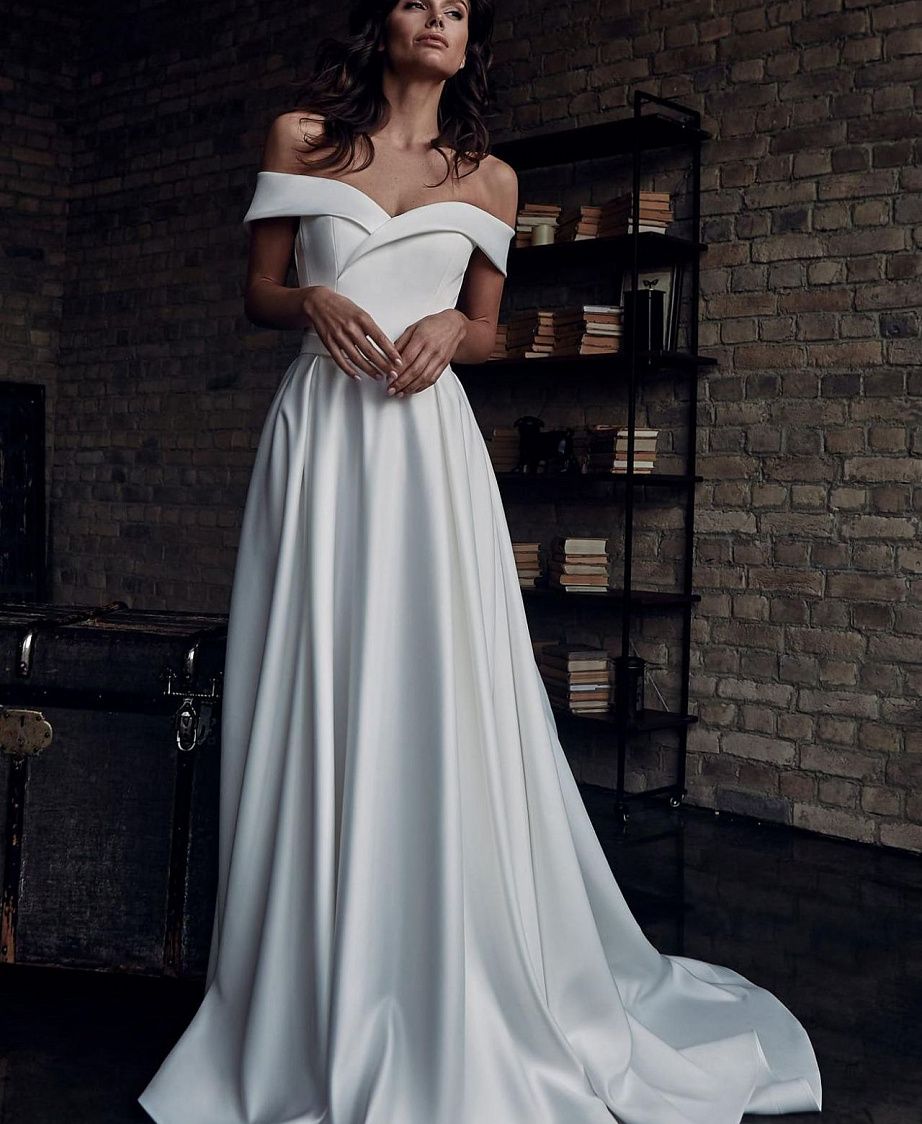 Прямое атласное свадебное платье со спущенными плечиками фото