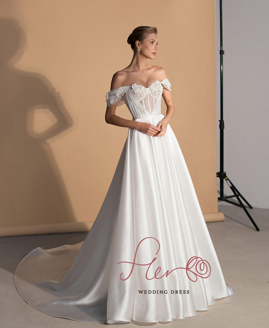 Атласное свадебное платье с цветочным декором по лифу фото