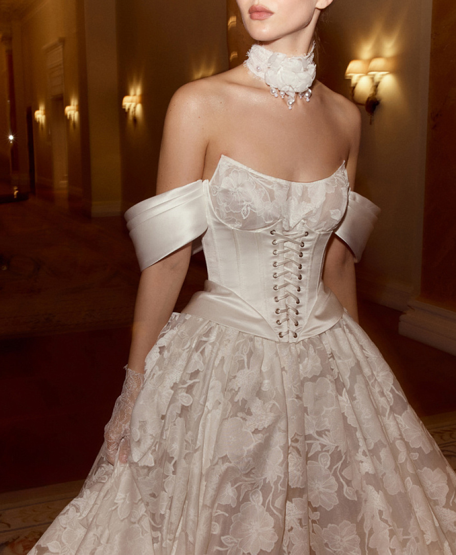 Роскошное свадебное платье из авторского кружева с атласным корсетом фото