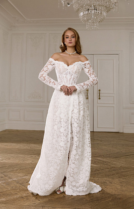 Кружевное свадебное платье с рукавами и открытыми плечами фото