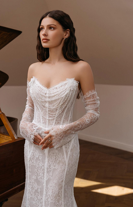 Кружевное свадебное платье c с декором из бус по корсету фото