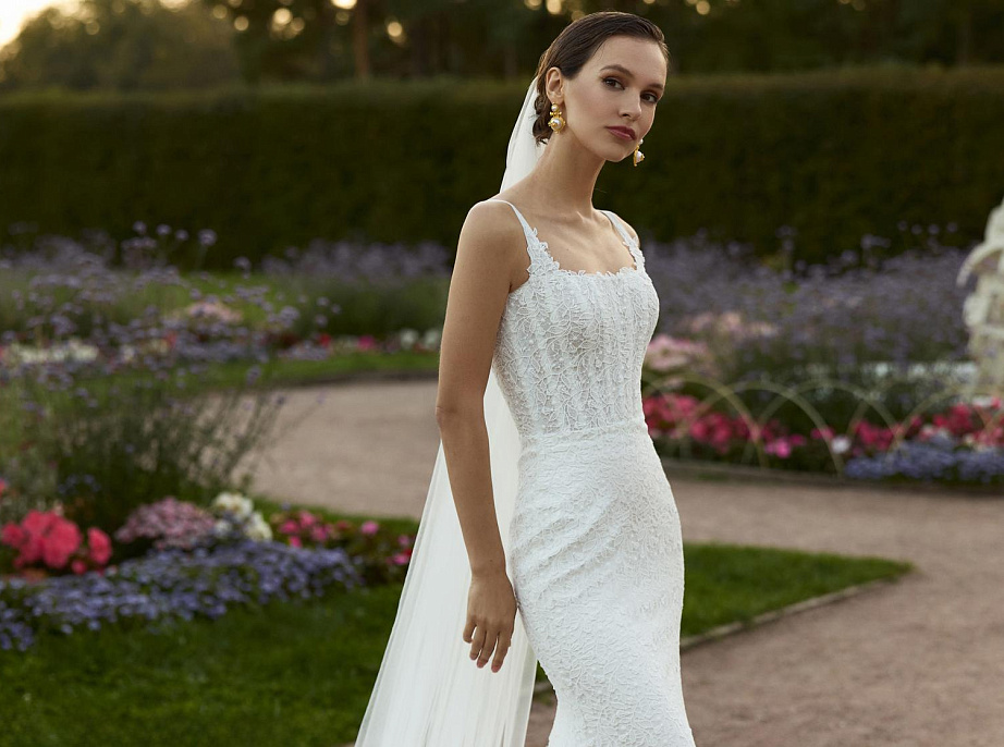 Кружевное платье с квадратным вырезом на бретелях фото