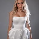 Атласное свадебное платье-футляр с каллами фото