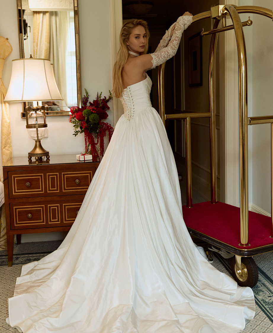 Свадебное платье из тафты с кружевными элементами фото