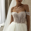 Пышное свадебное платье с открытыми плечами и корсетом фото