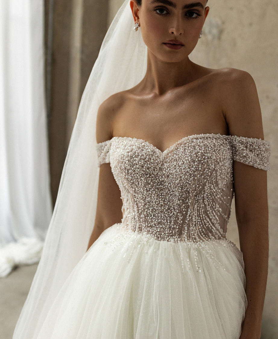 Пышное свадебное платье с открытыми плечами и корсетом фото