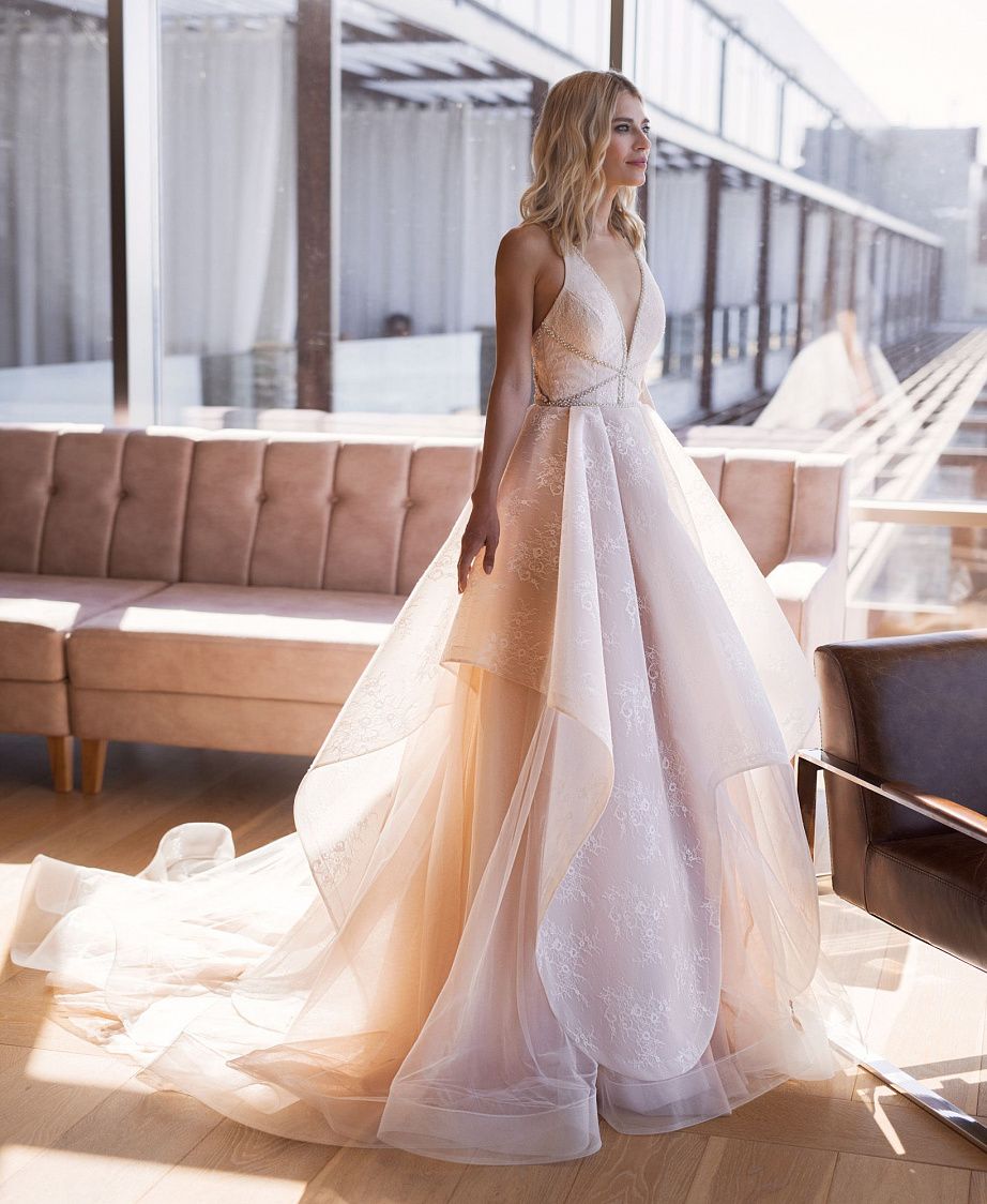 Свадебное платье с воланами на юбке фото