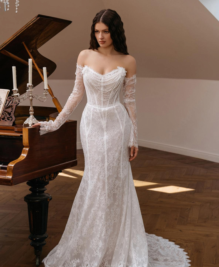 Кружевное свадебное платье c с декором из бус по корсету фото