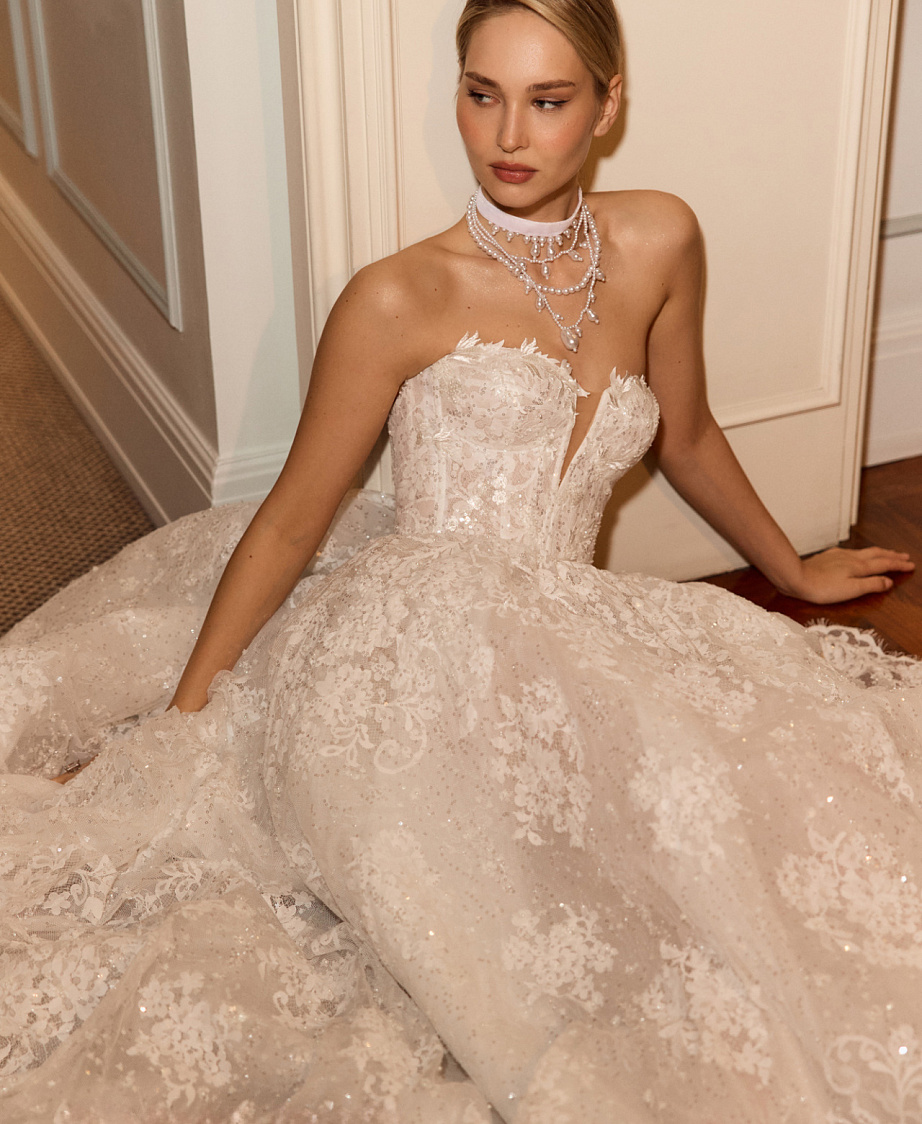 Пышное кружевное свадебное платье фото