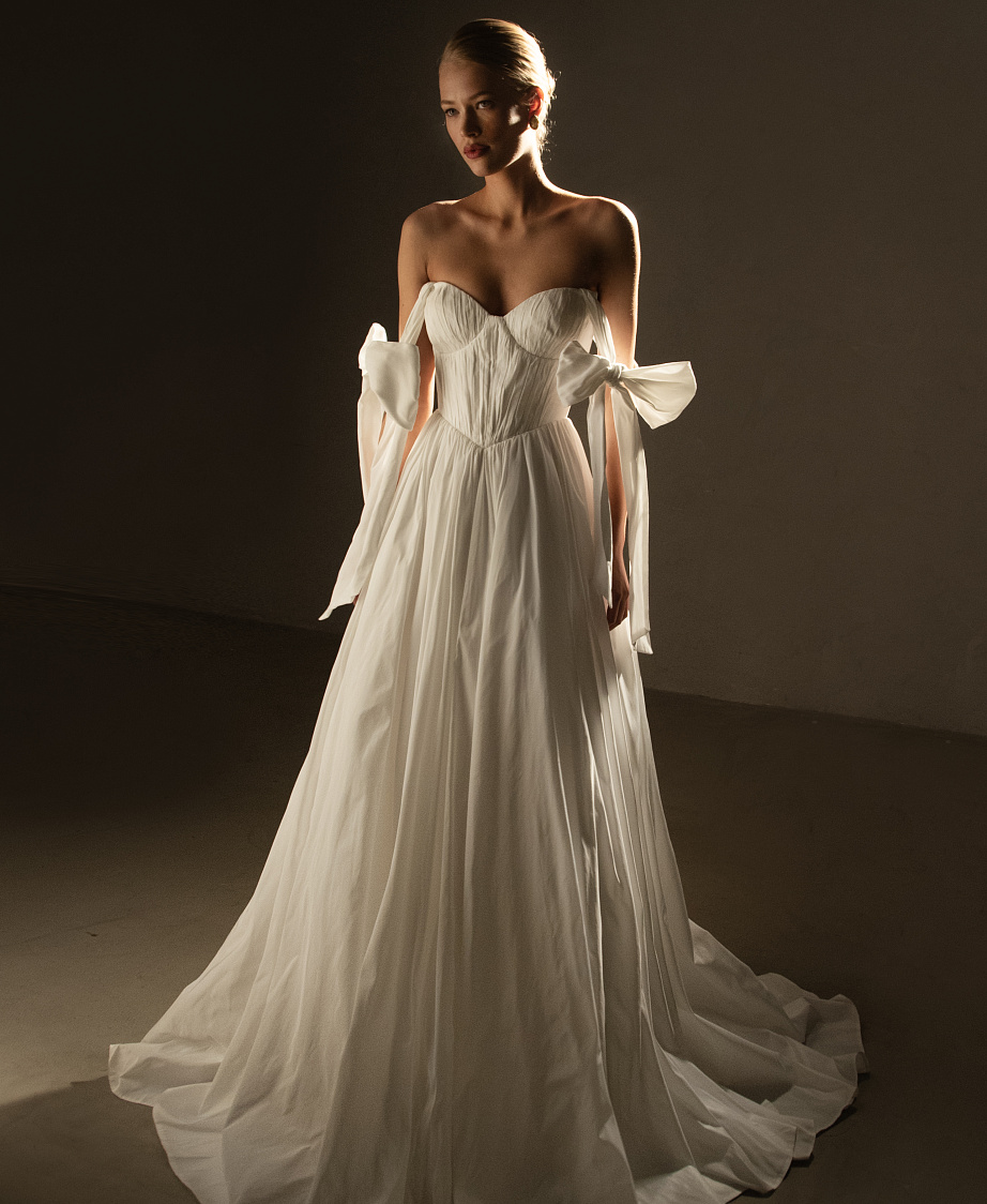 Стильное свадебное платье из тафты с декором в виде бантов фото