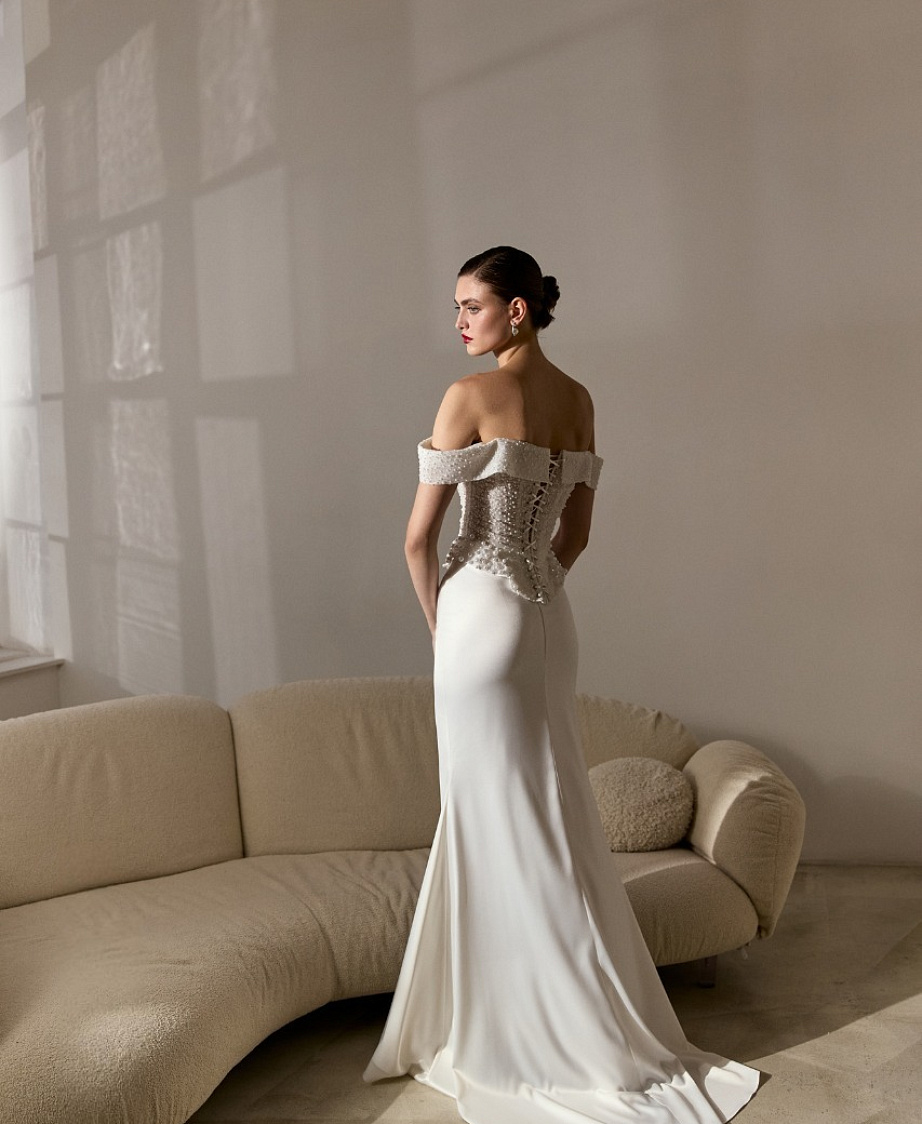 Комплект с блестящим расшитым корсетом и атласной юбкой фото