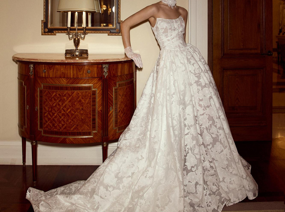 Роскошное свадебное платье из авторского кружева фото