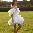 Короткое атласное платье с пышной юбкой фото