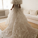 Стильное свадебное платье из дизайнерской ткани с болеро фото