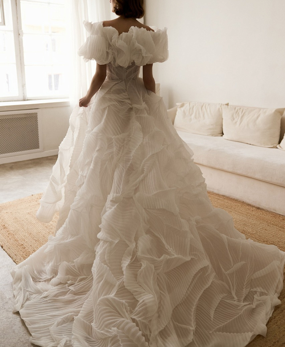 Стильное свадебное платье из дизайнерской ткани с болеро фото