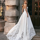Атласное свадебное платье с кружевными вставками фото
