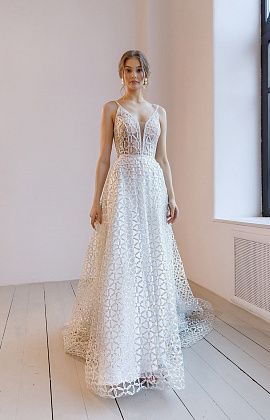 Блестящее свадебное платье на бретельках фото