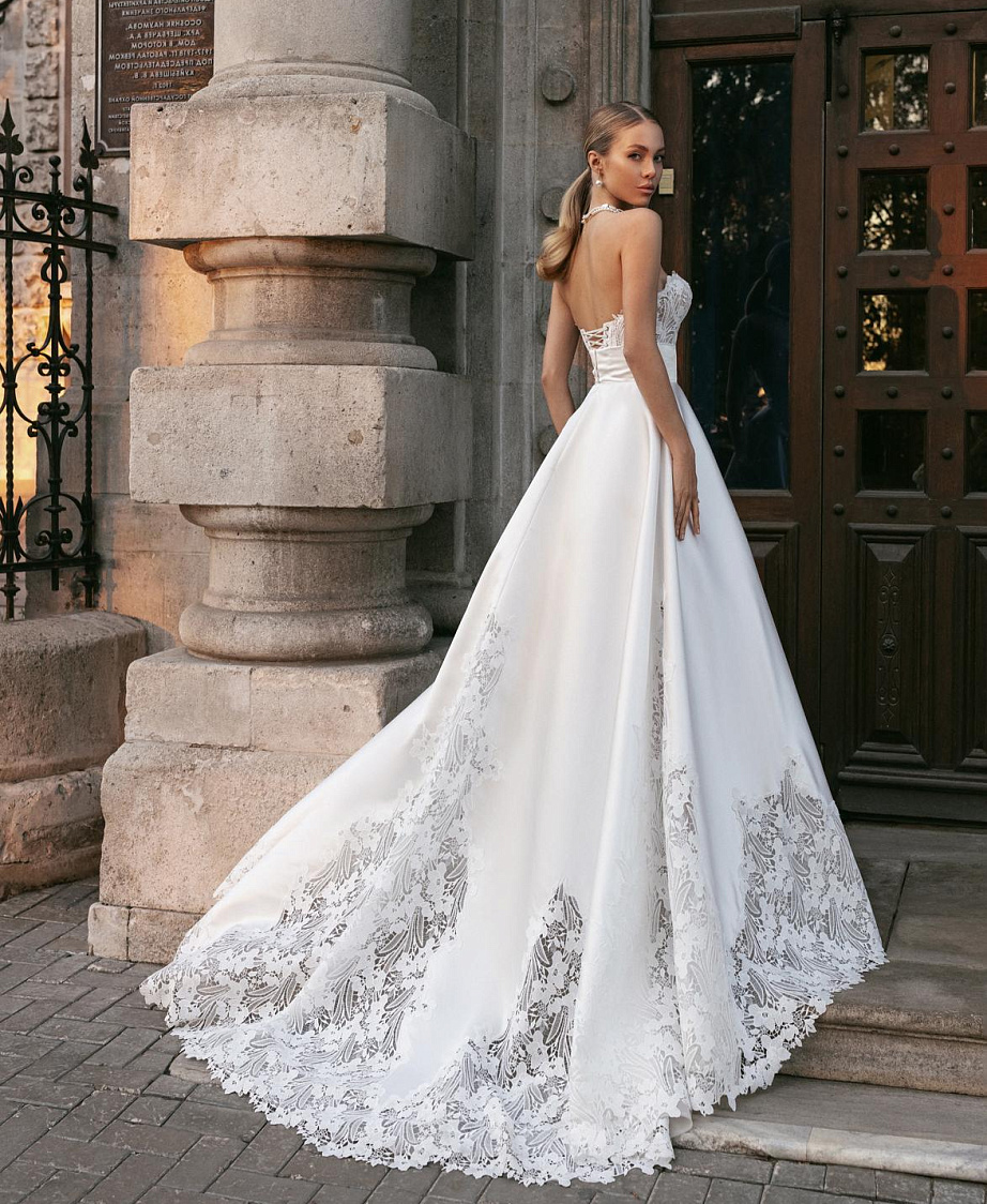 Атласное свадебное платье с кружевными вставками фото