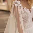 Белое свадебное платье с крылышками из фатина фото