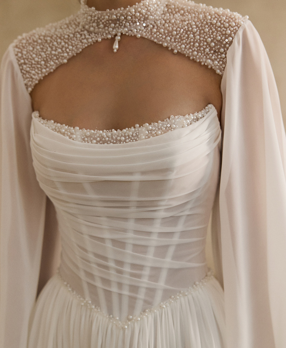 Шифоновое свадебное платье с жемчугом на корсете фото