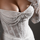 Кружевное свадебное платье русалка с декором из бус фото