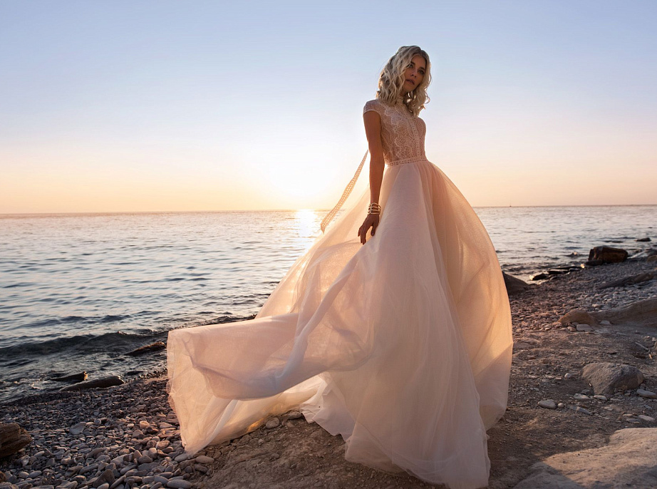 Легкое свадебное платье с открытой спиной фото