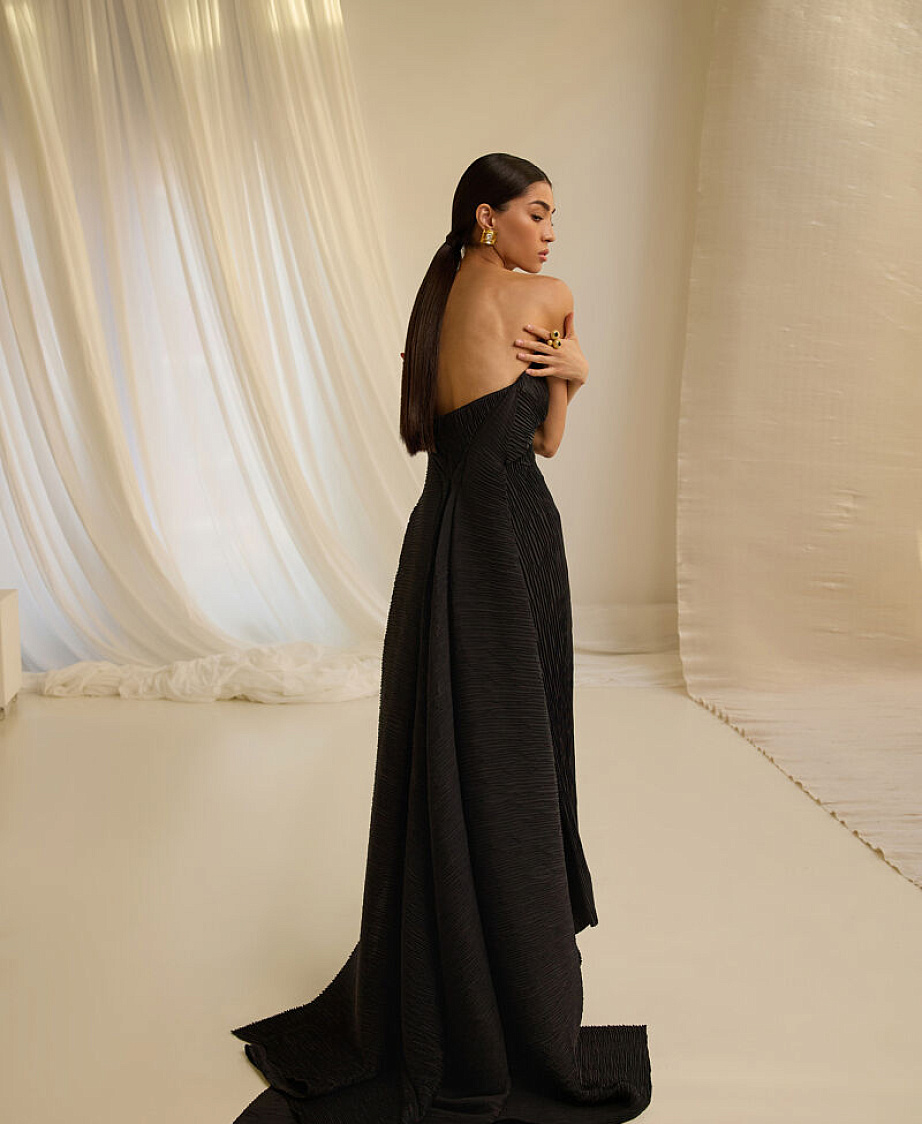 Черное вечернее платье из плиссе фото