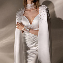 Утонченное свадебное платье из атласа с кейпом фото