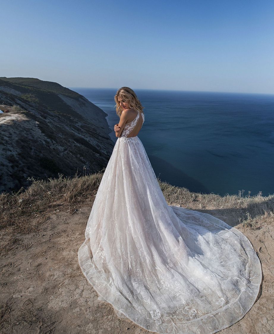 Блестящее свадебное платье с открытой спиной фото