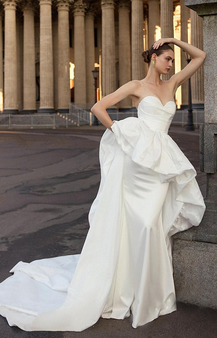 Стильное свадебное платье с необычной юбкой фото